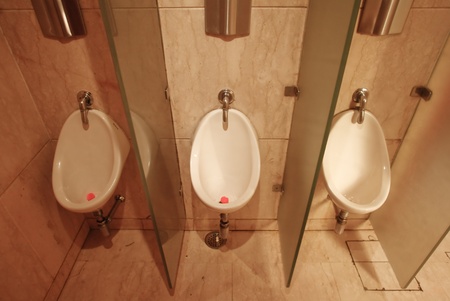 DELHI - JANUARY 16: Toilet interior shot of row of urinals on January 16, 2008 in Delhi, India.のeditorial素材