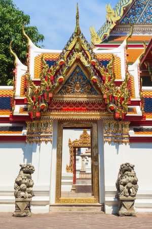 Door passageway in Wat Pho temple in Bangkokの写真素材