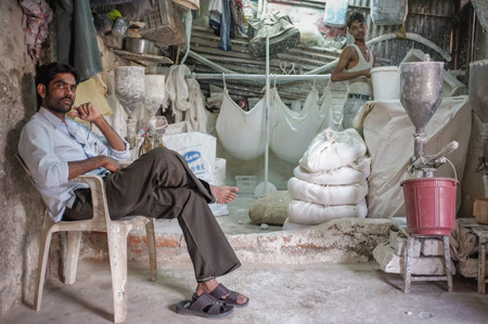 MUMBAI, INDIA - 12 JANUARY 2015: Indian manager of a flour factory posing with his workerのeditorial素材