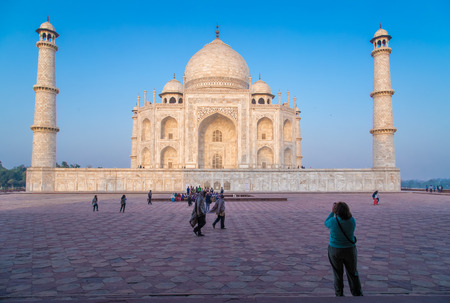 AGRA, INDIA - 28 FEBRUARY 2015: View of Taj Mahal from East side. Woman photographs Taj.のeditorial素材