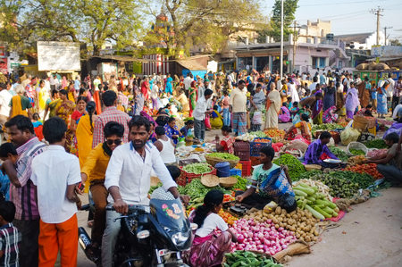 KAMALAPURAM, INDIA - FEBRUARY 2, 2015: Crowded local street market selling fresh produce.のeditorial素材