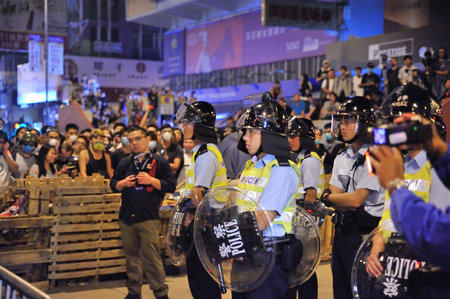 HONG KONG, CHINA â OCT 19 2014: During Umbrella movement, police with Armor on guard and watching the crowd.のeditorial素材