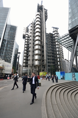 LlLOYDS BUILDING  LONDON UK  Man walking in front of lloyds building  16 September 2014のeditorial素材
