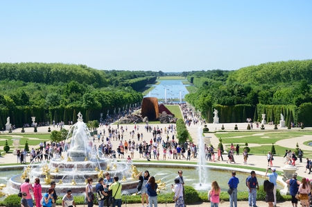 VERSAILLES PARIS FRANCE 6 JUNE  2015: Large crowd enjoying Palace Gardensのeditorial素材