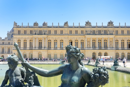 VERSAILLES PARIS FRANCE 6 JUNE  2015:Statue in fountain in front of Palace of Versaillesのeditorial素材