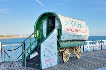 BRIGHTON SUSSEX  UK 29 September  2015: Tarot reader caravan on pierのeditorial素材