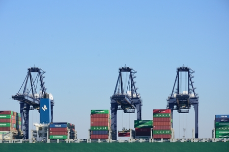 PORT OF FELIXSTOWE SUFFOLK UK  24 FEBRUARY 2016: Large Container Cranes Unloadingのeditorial素材