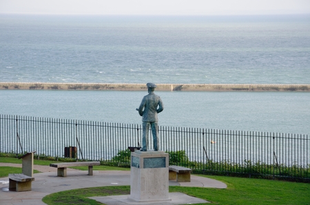 Naval statue overlooking Channel from Dover Castleのeditorial素材