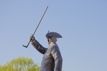 Statue of Chelsea pensioner waving stick with blue sky in backgroundのeditorial素材