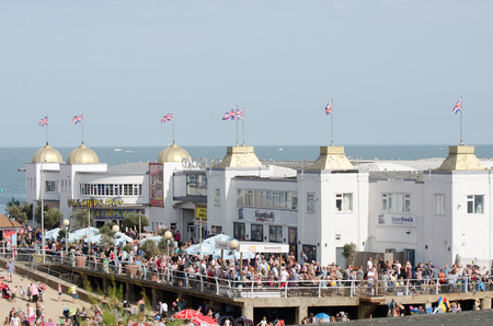 Clacton  Essex United Kingdom  -25 August  2017: Large crowd on front of Clacton Pier for airshowのeditorial素材
