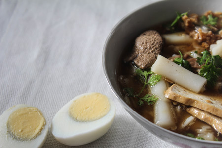 Paste of rice flour with a boiled egg for breakfast, light meals and good enough calories daily is not high.の写真素材