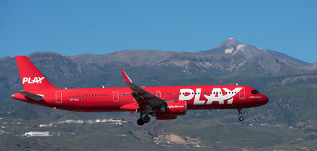 Tenerife, Spain December 9th, 2023. Airbus A321-251NX Play Airlines flies in the blue sky. Landing at Tenerife Airport. El Teide volcano in the backgroundのeditorial素材
