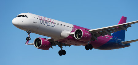 Tenerife, Spain January 17th, 2024. Airbus A321-271NX Wizz Air Airlines flies in the blue sky. Landing at Tenerife Airportのeditorial素材