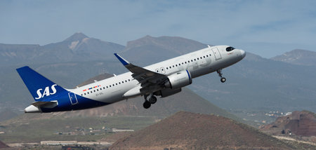 Tenerife, Spain January 27 st, 2024 Airbus A320-251N. SAS Airlines flies in the sky, El Teide volcano in the backgroundのeditorial素材