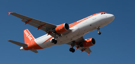 Tenerife, Spain January 31 st, 2024. Airbus A320-214 easyJet Airlines flies in the blue sky. Landing at Tenerife Airportのeditorial素材