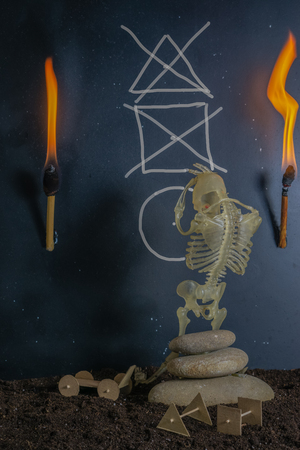 concept depict wheel invention process. ancient man sit on a rock at cave and making notes on wall with lighting from two torches. draw different shapes like square, triangle and circleの写真素材