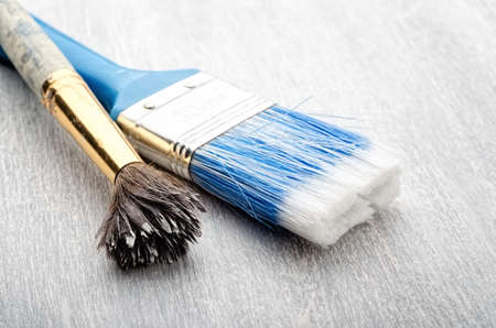 Used paint brushes on wood backgroundの写真素材