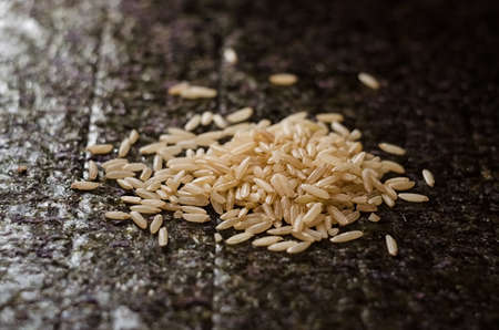 brown rice heap closeup photoの写真素材