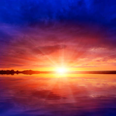 nice sunshine over water surface

の写真素材