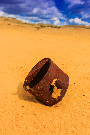 broken rusty can on sand in desert

の写真素材