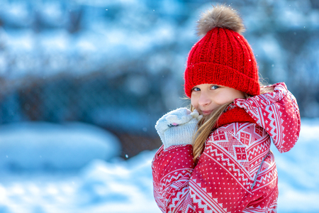 Portrait of a cheerful child in the winter outdoorsの写真素材