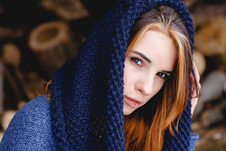 Photo beautiful woman in winter park.