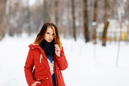 Photo beautiful woman in winter park.