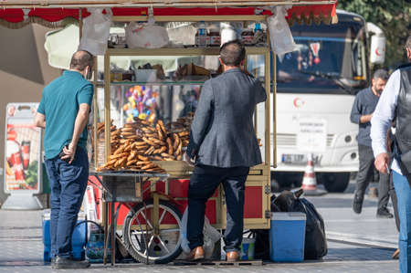 ISTANBUL, TURKEY - OCTOBER 12 ,2021: Street trading national Turkish pastries Semit. traditional turkish bagel simitのeditorial素材
