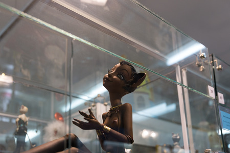 MINSK, BELARUS - OCTOBER 10, 2017: SOUVENIRS IN THE FORM OF CATS ARE SOLD ON SHELVES IN THE STORE OF GIFTSのeditorial素材