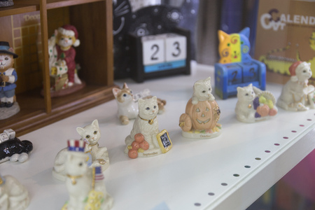 MINSK, BELARUS - OCTOBER 10, 2017: SOUVENIRS IN THE FORM OF CATS ARE SOLD ON SHELVES IN THE STORE OF GIFTSのeditorial素材