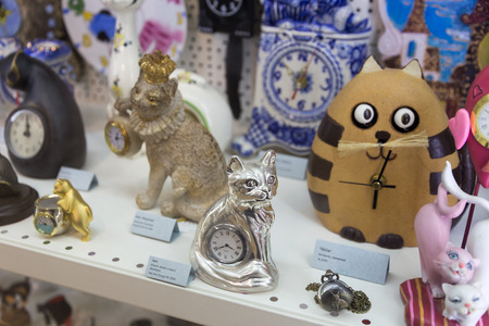 MINSK, BELARUS - OCTOBER 10, 2017: SOUVENIRS IN THE FORM OF CATS ARE SOLD ON SHELVES IN THE STORE OF GIFTSのeditorial素材