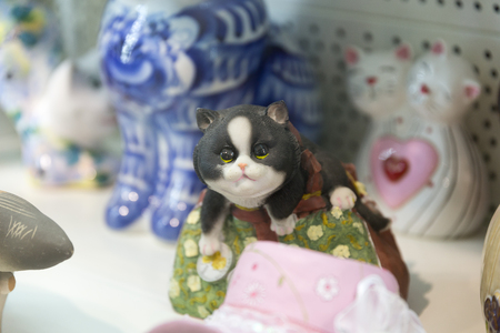 MINSK, BELARUS - OCTOBER 10, 2017: SOUVENIRS IN THE FORM OF CATS ARE SOLD ON SHELVES IN THE STORE OF GIFTSのeditorial素材