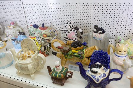 MINSK, BELARUS - OCTOBER 10, 2017: SOUVENIRS IN THE FORM OF CATS ARE SOLD ON SHELVES IN THE STORE OF GIFTSのeditorial素材