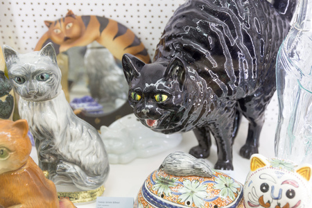 MINSK, BELARUS - OCTOBER 10, 2017: SOUVENIRS IN THE FORM OF CATS ARE SOLD ON SHELVES IN THE STORE OF GIFTSのeditorial素材