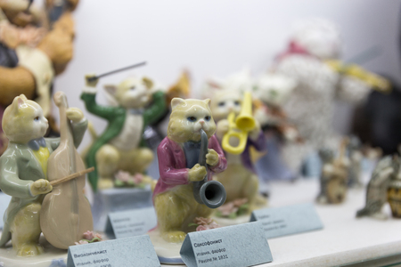 MINSK, BELARUS - OCTOBER 10, 2017: SOUVENIRS IN THE FORM OF CATS ARE SOLD ON SHELVES IN THE STORE OF GIFTSのeditorial素材
