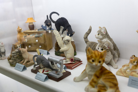 MINSK, BELARUS - OCTOBER 10, 2017: SOUVENIRS IN THE FORM OF CATS ARE SOLD ON SHELVES IN THE STORE OF GIFTSのeditorial素材