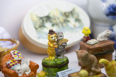 MINSK, BELARUS - OCTOBER 10, 2017: SOUVENIRS IN THE FORM OF CATS ARE SOLD ON SHELVES IN THE STORE OF GIFTSのeditorial素材