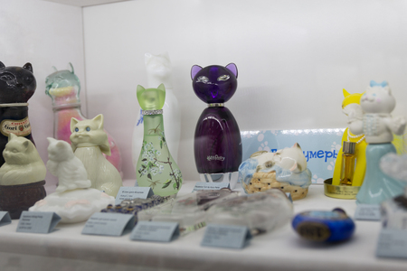 MINSK, BELARUS - OCTOBER 10, 2017: SOUVENIRS IN THE FORM OF CATS ARE SOLD ON SHELVES IN THE STORE OF GIFTSのeditorial素材