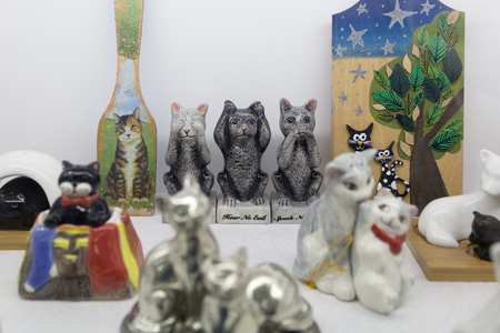 MINSK, BELARUS - OCTOBER 10, 2017: SOUVENIRS IN THE FORM OF CATS ARE SOLD ON SHELVES IN THE STORE OF GIFTSのeditorial素材