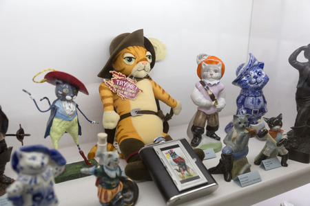 MINSK, BELARUS - OCTOBER 10, 2017: SOUVENIRS IN THE FORM OF CATS ARE SOLD ON SHELVES IN THE STORE OF GIFTSのeditorial素材