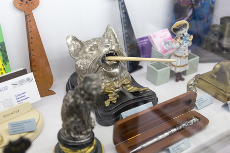 MINSK, BELARUS - OCTOBER 10, 2017: SOUVENIRS IN THE FORM OF CATS ARE SOLD ON SHELVES IN THE STORE OF GIFTSのeditorial素材