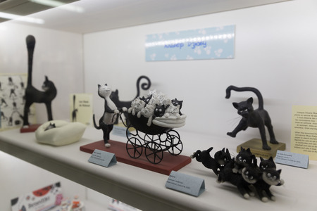 MINSK, BELARUS - OCTOBER 10, 2017: SOUVENIRS IN THE FORM OF CATS ARE SOLD ON SHELVES IN THE STORE OF GIFTSのeditorial素材