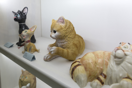 MINSK, BELARUS - OCTOBER 10, 2017: SOUVENIRS IN THE FORM OF CATS ARE SOLD ON SHELVES IN THE STORE OF GIFTSのeditorial素材