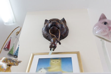 MINSK, BELARUS - OCTOBER 10, 2017: SOUVENIRS IN THE FORM OF CATS ARE SOLD ON SHELVES IN THE STORE OF GIFTSのeditorial素材