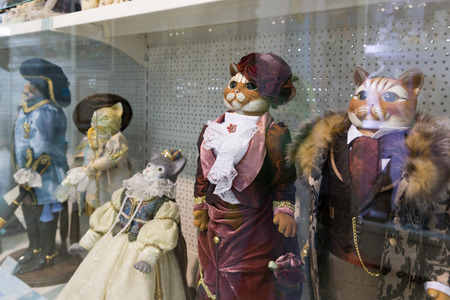 MINSK, BELARUS - OCTOBER 10, 2017: SOUVENIRS IN THE FORM OF CATS ARE SOLD ON SHELVES IN THE STORE OF GIFTSのeditorial素材