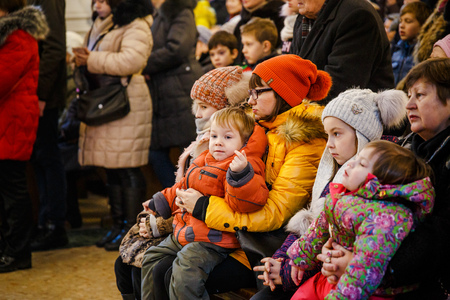 MINSK, BELARUS - DECEMBER 25, 2017: CHRISTMAS CATHOLIC SPIRITUAL SERVICES HELD IN THE CHURCHのeditorial素材