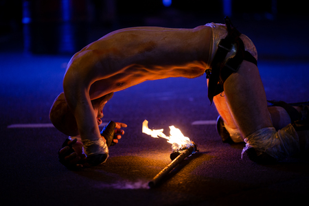 MINSK, BELARUS - 1 OKTOBER, 2018: street actors perform at nightのeditorial素材