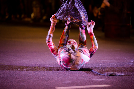 MINSK, BELARUS - 1 OKTOBER, 2018: street actors perform at nightのeditorial素材
