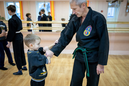 MINSK, BELARUS - 25 DECEMBER, 2018: children train with martial arts trainer viet daoのeditorial素材
