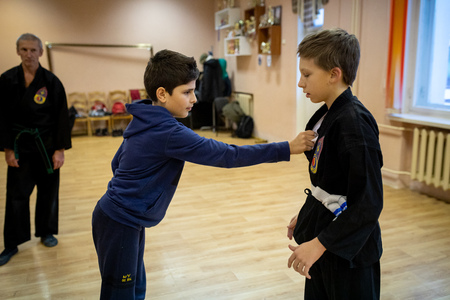 MINSK, BELARUS - 25 DECEMBER, 2018: children train with martial arts trainer viet daoのeditorial素材